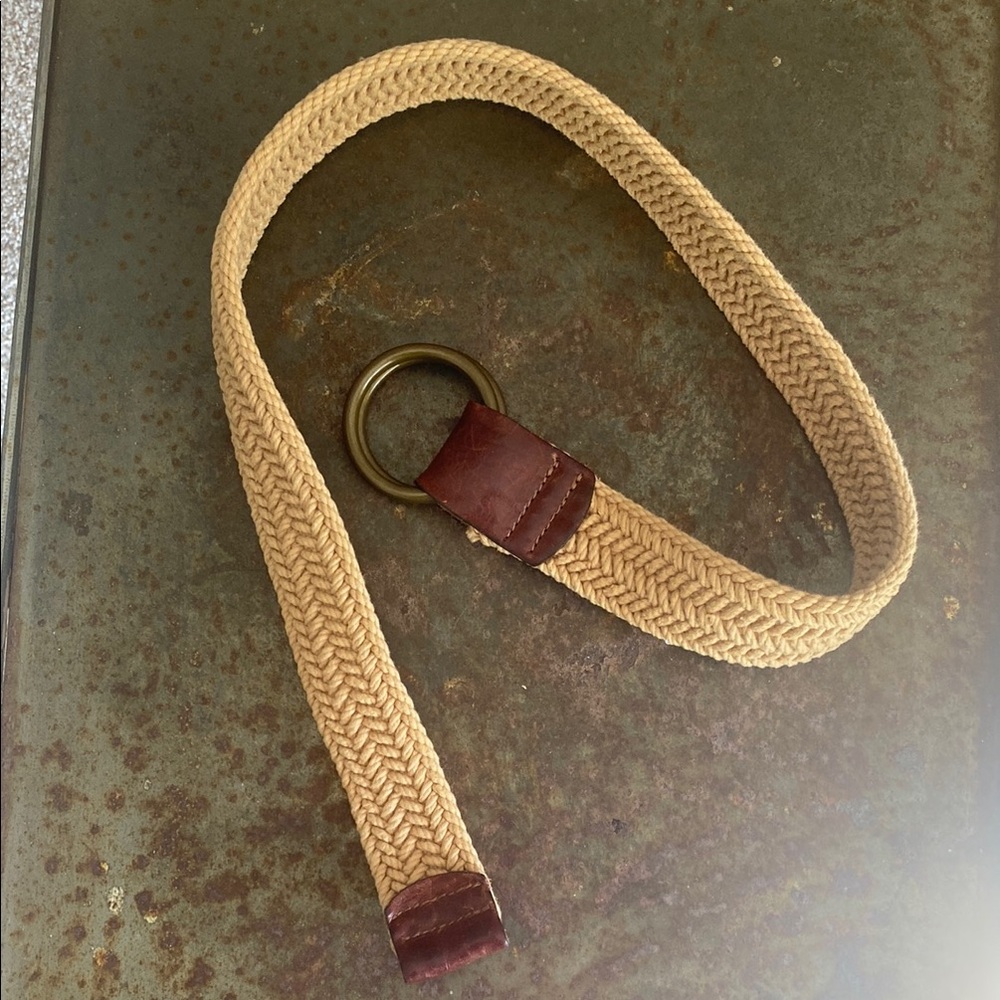 Gap (Fall 2001) Ladies Tan Woven Ring Belt with Solid Brass Rings 126952-00. MED